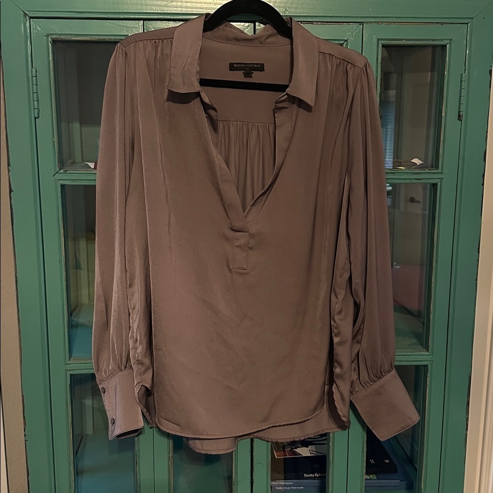 Banana Republic Silky Gray Long Sleeve Blouse EUC
